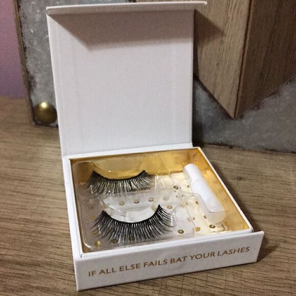 Battington Lashes  - Picture 2 of 2